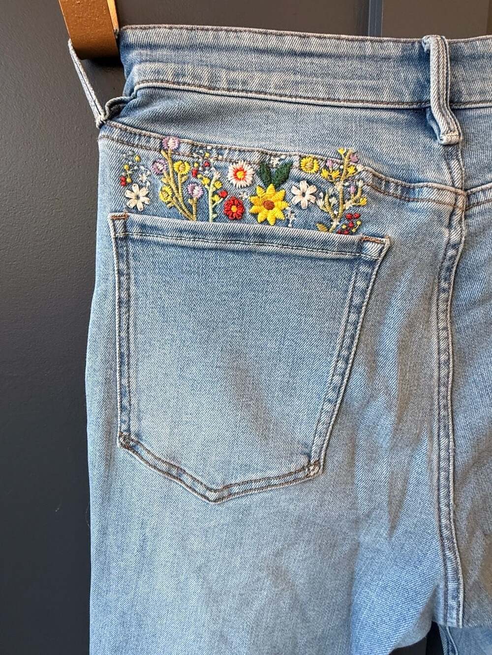 Karyn Seo Light Wash High Rise Floral Embroidered Cropped Raw Hem Jeans NEW